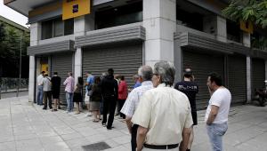 Sobota 27 czerwca 2015, kolejka przed greckim bankomatem należącym do Piraeus Bank SA