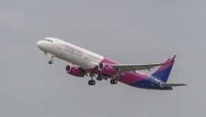 Airbus A321ceo linii Wizz Air podczas inauguracyjnego lotu do Birmingham