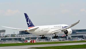 Boeing 787 Dreamliner LOT podczas lądowania na Lotnisku Chopina fot. Jacek Bonczek LOT